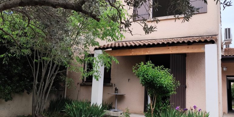 CASTANET MAISON DEVANT POTEAUX