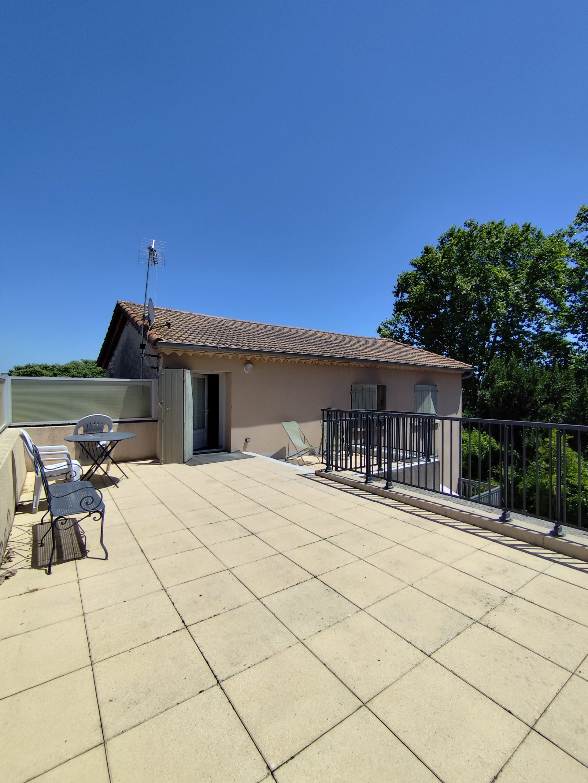 ST CHAPTES BEAU P3 MEUBLE AVEC TERRASSE